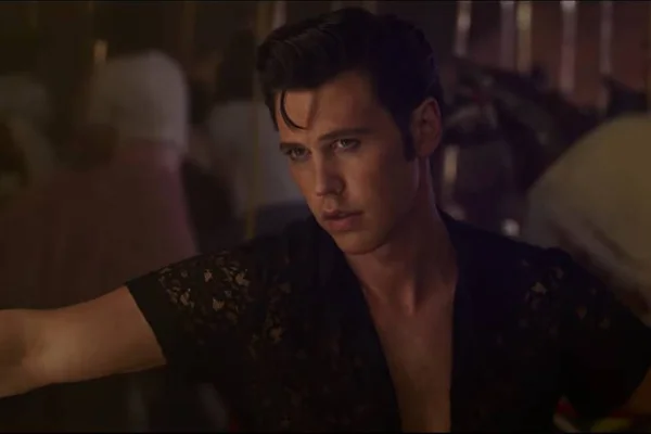 Austin Butler em cena como Elvis Presley no filme Elvis