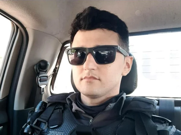 Fotografia colorida do policial militar Carlos Bahia, que morreu após denunciar agressões e homofobia de outros PM's