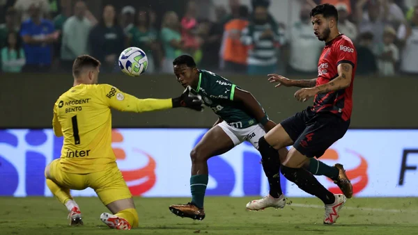 Palmeiras derrota Athletico-PR e iguala pontuação do Botafogo