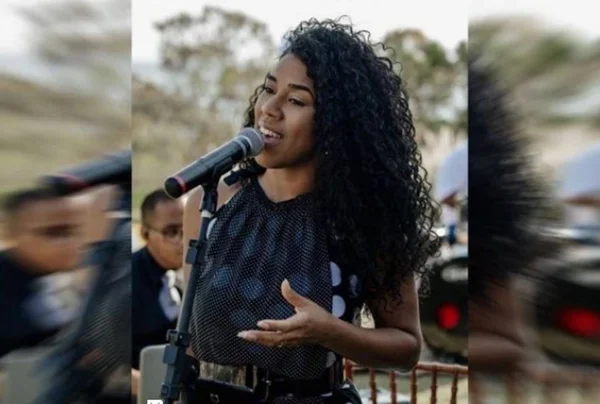 mulher cantando