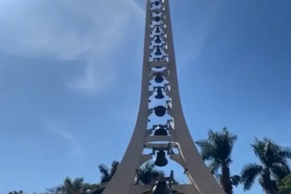 Imagem colorida de um campanário em Aparecida com 13 sinos - Metrópoles