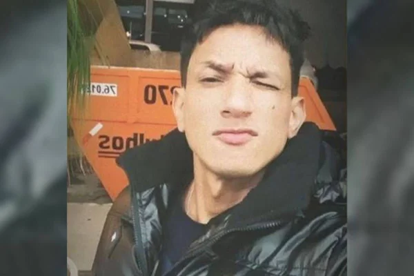 homem piscando o olho