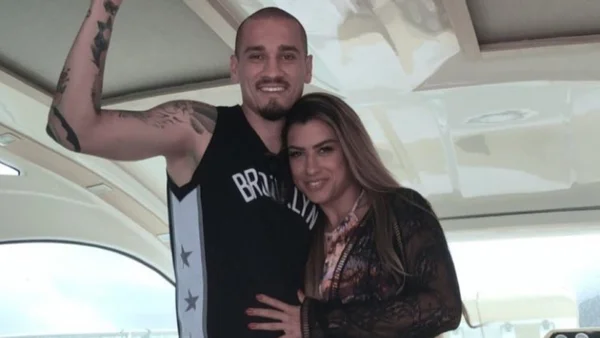Foto colorida do zagueiro Maicon, do Vasco, ao lado da ex-esposa Úrsula Perez - Metrópoles