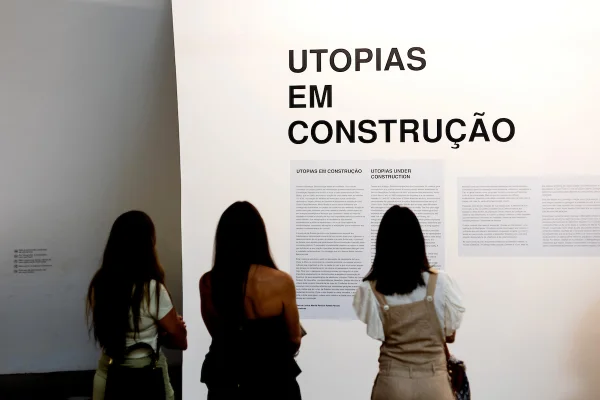 Mostra Utopias em construção é aberta ao público em noite prestigiada