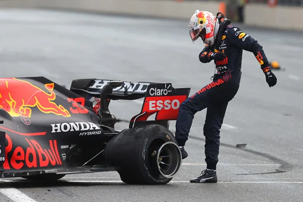 Imagem colorida de Max Verstappen no GP do Azerbaijão - metrópoles