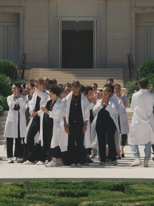 Pierpaolo Piccioli encerra desfile da Balenciaga ao lado da equipe - destaque galeria Pierpaolo Piccioli encerra desfile da Balenciaga ao lado da equipe - destaque galeria