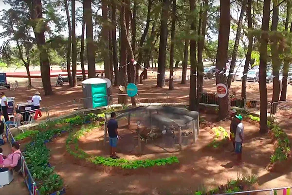 As crianças podem se divertir na minifazendinha, com galinhas e mini-horta As crianças podem se divertir na minifazendinha, com galinhas e mini-horta