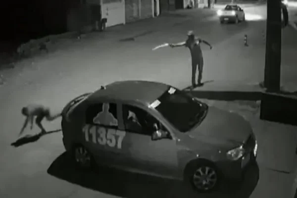 Foto preto e branco de print de vídeo com homem efetuando disparos