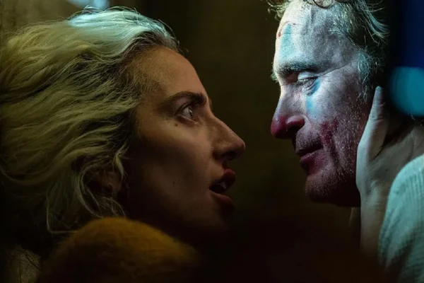 Lady Gaga contra parede encarando o Coringa