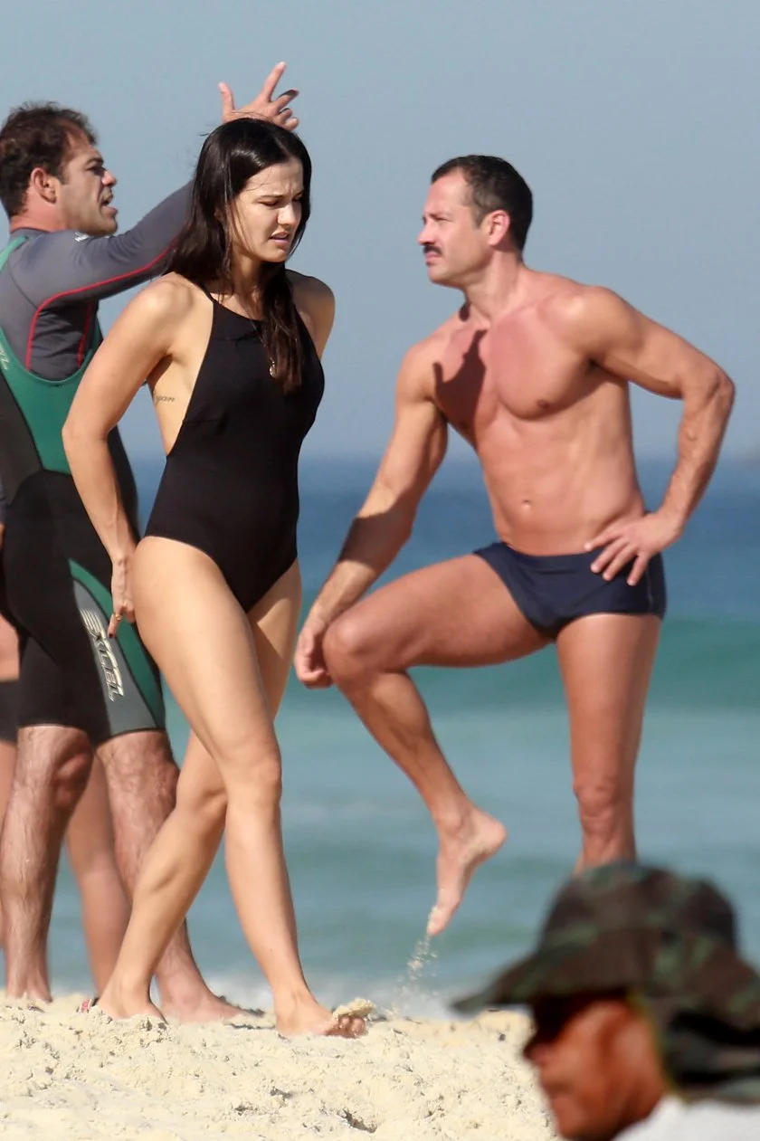 Malvino Salvador mostrou boa forma ao aparecer de sunga durante passeio com a família em praia carioca Malvino Salvador mostrou boa forma ao aparecer de sunga durante passeio com a família em praia carioca