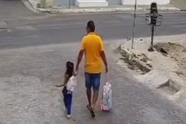 pai caminhando com filha