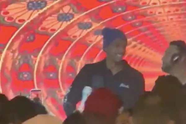 Após semana conturbada, Jô aparece em palco tocando pagode