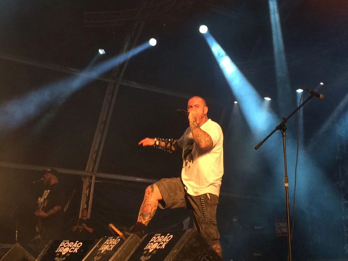 A banda paulista de hardcore Oitão visitou Brasília pela primeira vez. Henrique Fogaça, chef e jurado do "MasterChef", comandou a formação com vigor no vocal A banda paulista de hardcore Oitão visitou Brasília pela primeira vez. Henrique Fogaça, chef e jurado do "MasterChef", comandou a formação com vigor no vocal
