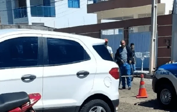 Fotografia colorida de cena do crime onde homem foi assassinado na saída do fórum na Bahia