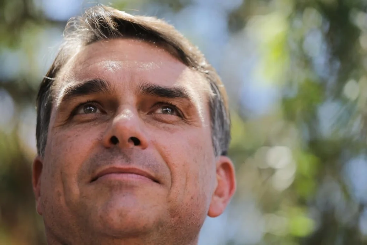 Flávio Bolsonaro disputa o segundo turno das eleições presidenciais Flávio Bolsonaro disputa o segundo turno das eleições presidenciais