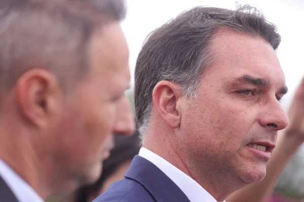 O deputado federal Guilherme Derrite (PL) e o senador Flávio Bolsonaro (PL)