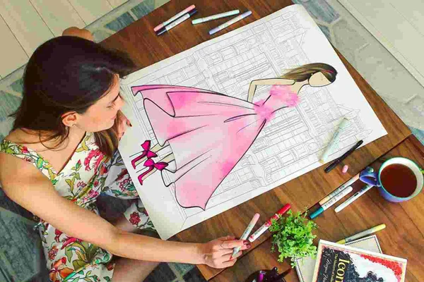Carol com seus desenhos