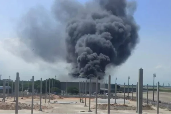 Foto colorida de uma fumaça preta após um incêndio no aeroporto galeão no Rio de Janeiro