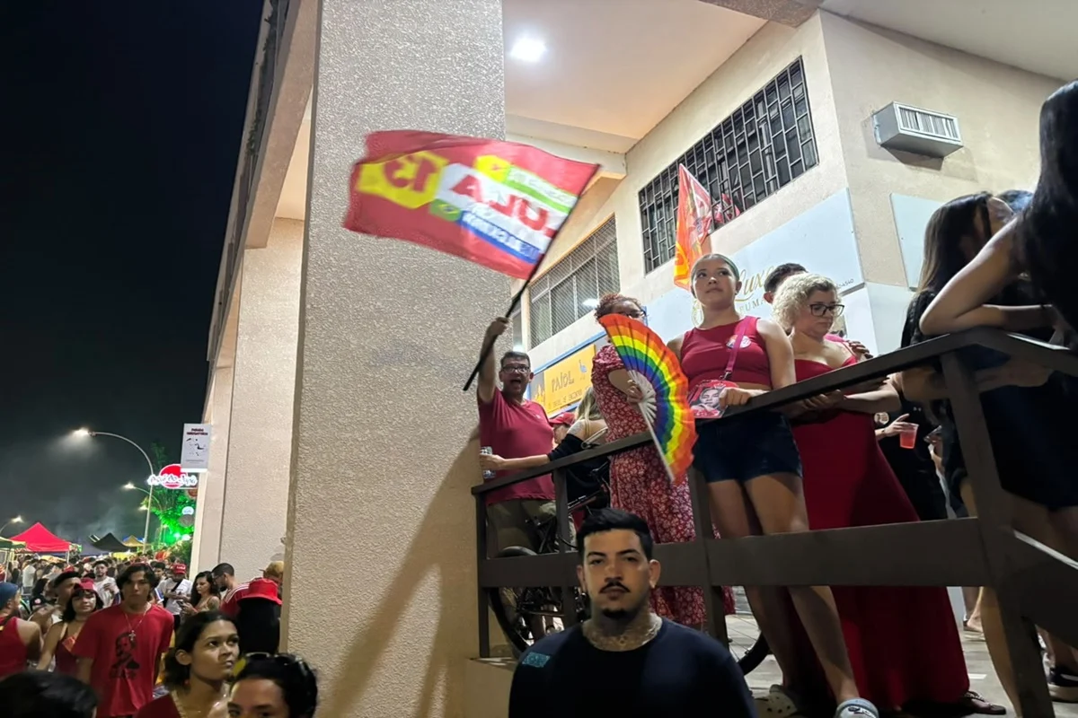Petistas lotam as ruas da Asa Norte e celebram virada histórica de Lula - imagem 2 Petistas lotam as ruas da Asa Norte e celebram virada histórica de Lula - imagem 2