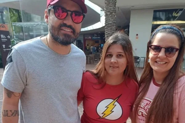 Maiara e Fernando posam com uma fã no shopping Catarina
