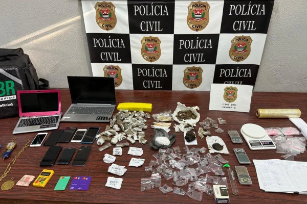 Organização criminosa que operava esquema de tráfico de drogas com entregas via motoboy em Santos foi desarticulada nessa quarta-feira (18) - Metrópoles