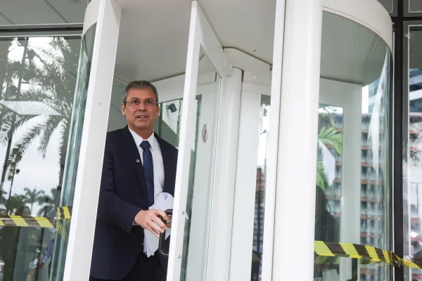 PF: dossiê de líder do PT tem 88 “provas” e argumentos contra Eduardo
