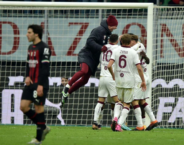 Com um a mais, Milan cai na Copa da Itália ao perder do Torino