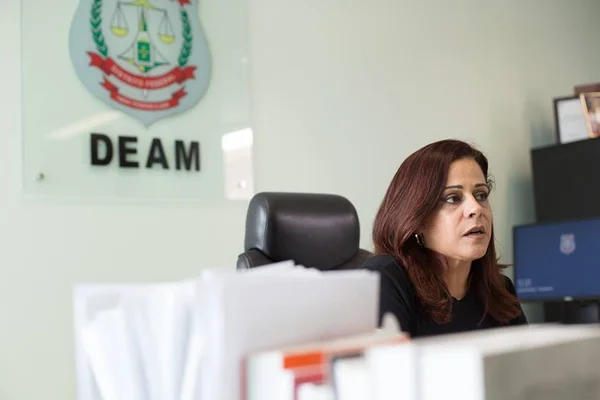 “Impõe o medo”, diz policial sobre delegada acusada de assédio. Ouça áudios