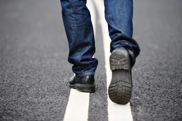 Homem caminhando