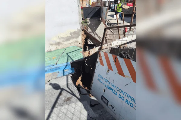 Obra da Sabesp abre cratera e deixa três casas interditadas em Osasco - destaque galeria