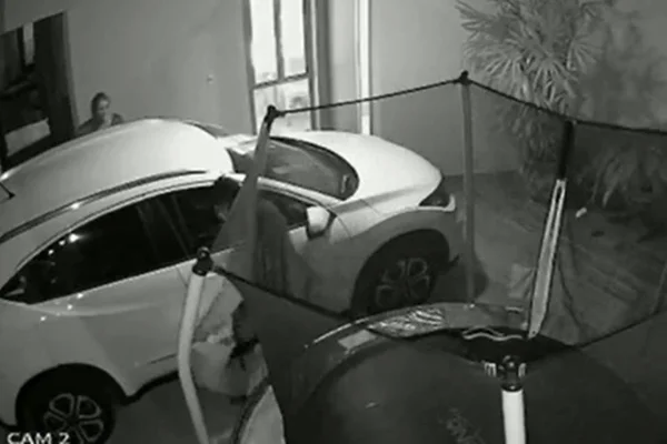 Vídeo. Ladrão rende mulher no Lago Sul, rouba casa e exige carona