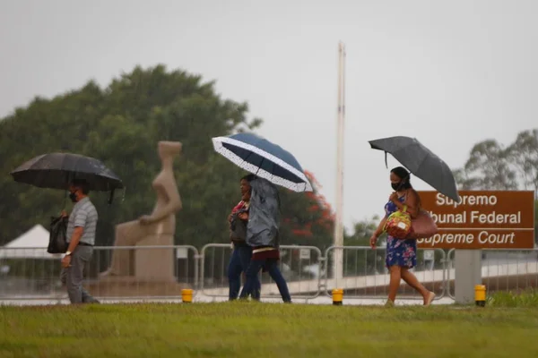Inmet emite alerta amarelo para chuvas e ventos de até 60km/h no DF
