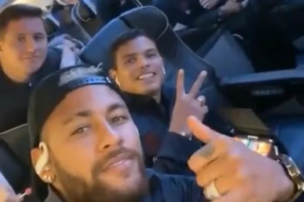 Vídeo. Neymar engana os companheiros do PSG com “foto” no avião
