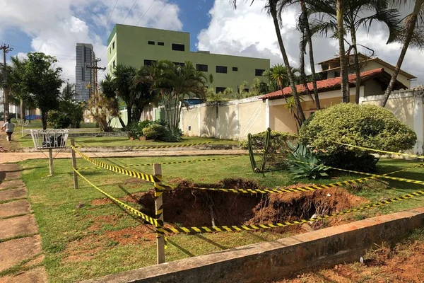 Vicente Pires: moradores pedem solução para cratera aberta em 2019