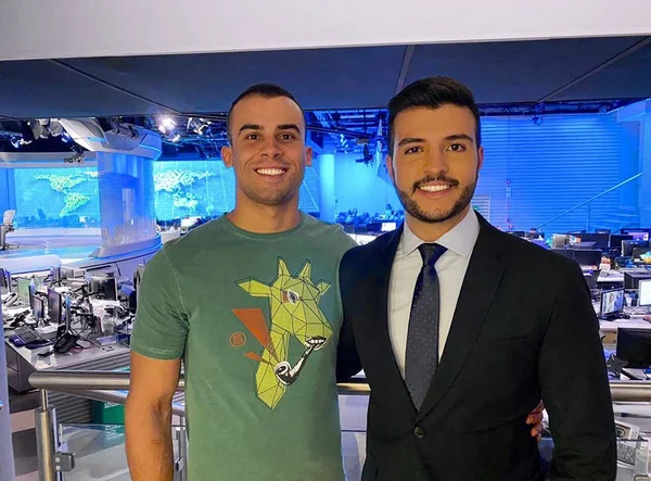 Âncora do JN, Matheus Ribeiro leva namorado para conhecer estúdio