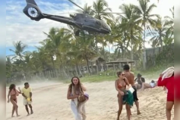 Helicóptero passa próximo de areia em praia e assusta em banhistas