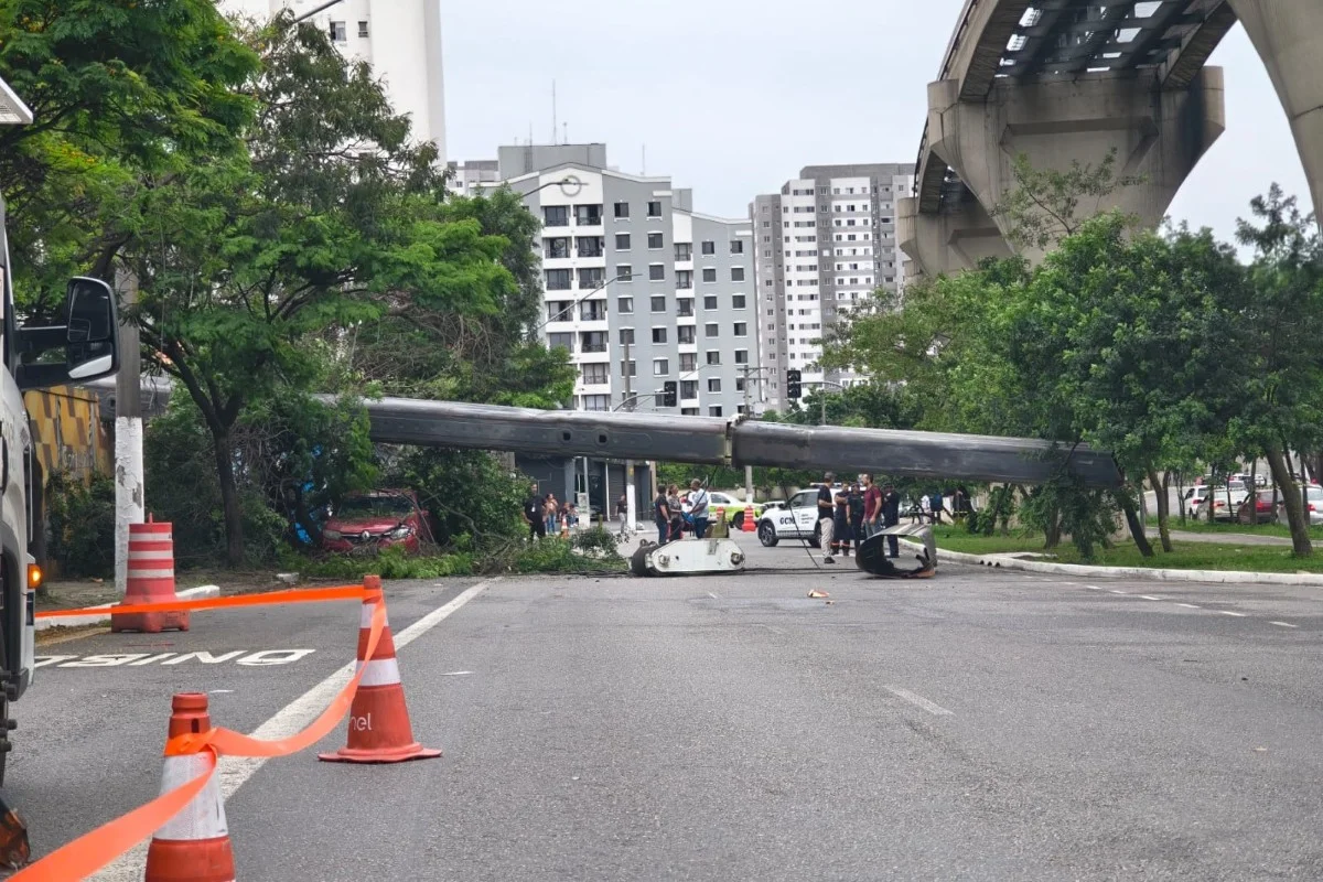 Trem da Linha 15-Prata derruba guindaste sobre avenida movimentada de SP Trem da Linha 15-Prata derruba guindaste sobre avenida movimentada de SP