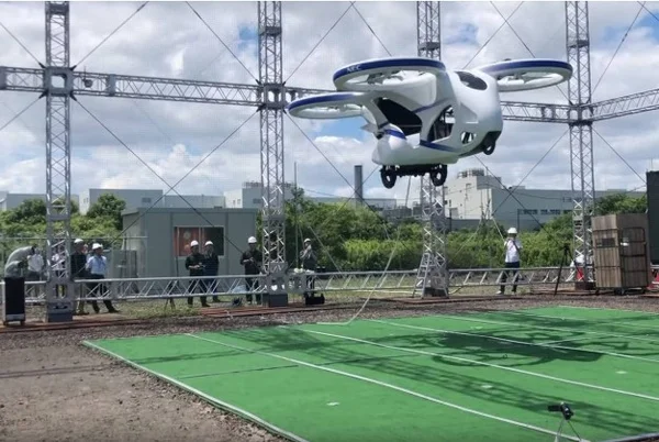 De volta para o futuro: carro voador flutua por um minuto no Japão