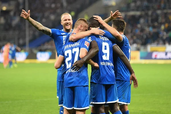 Schalke perde, vê ponta ficar mais distante e fecha rodada em 7º