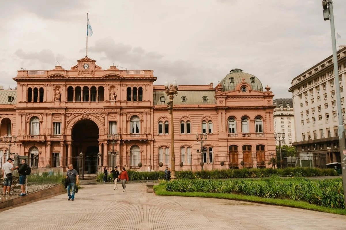 Casa Rosada, sede do poder executivo da Argentina, localizada em frente à Plaza de Mayo, em Buenos Aires Casa Rosada, sede do poder executivo da Argentina, localizada em frente à Plaza de Mayo, em Buenos Aires