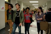 <b>Com Amor, Simon:</b> Simon Spier (Nick Robinson) leva uma vida comum de qualquer adolescente de 17 anos, porém sofre ao esconder um segredo: nenhum de seus amigos ou sua família sabe que o jovem é gay <b>Com Amor, Simon:</b> Simon Spier (Nick Robinson) leva uma vida comum de qualquer adolescente de 17 anos, porém sofre ao esconder um segredo: nenhum de seus amigos ou sua família sabe que o jovem é gay