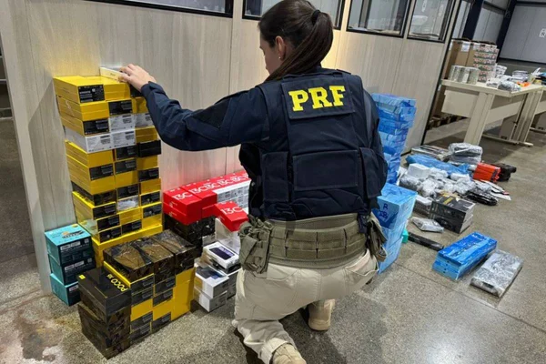 PRF prende grupo com R$ 90 mil em mercadorias sem notas fiscais