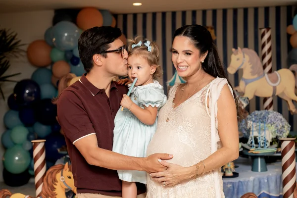 Teresa Valença Tonet Camargo celebra chá de bebê para irmãos a bordo