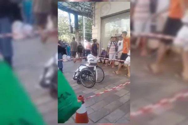 Imagem colorida de corpo de idoso em cadeira de rodas em Manaus