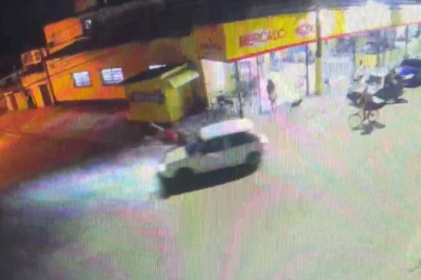 Imagem de um homem sendo atingido por um carro branco
