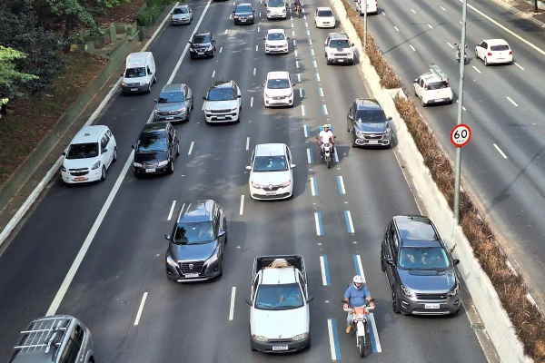 Imagem mostra o trânsito na Avenida 23 de Maio; rodízio de veículos - Metrópoles