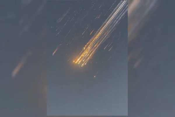 Imagem colorida de foguete explodido