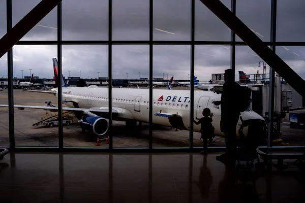 Imagem colorida de avião da Delta no aeroporto da Geórgia, nos Estados Unidos - Metrópoles