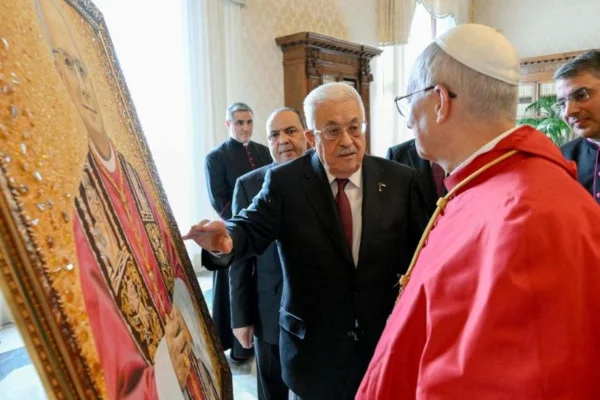 Imagem colorida de Papa Leão XIV e Mahmoud Abbas - Metrópoles