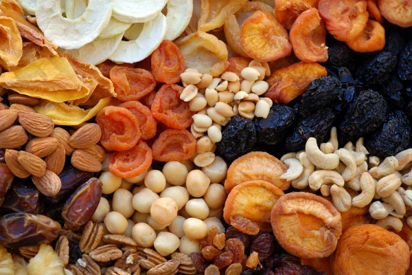 Foto colorida de frutas desidratadas - Metrópoles